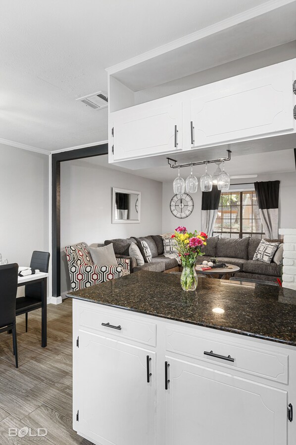 Interior - Bayou Getaway - Gated townhome w/ King Bed (Shreveport)