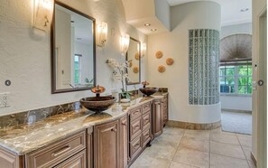 Comfort Villa | Bathroom | Combined shower/tub, rainfall showerhead, free toiletries, hair dryer - 1200 Tree Bay  (Siesta Key)
