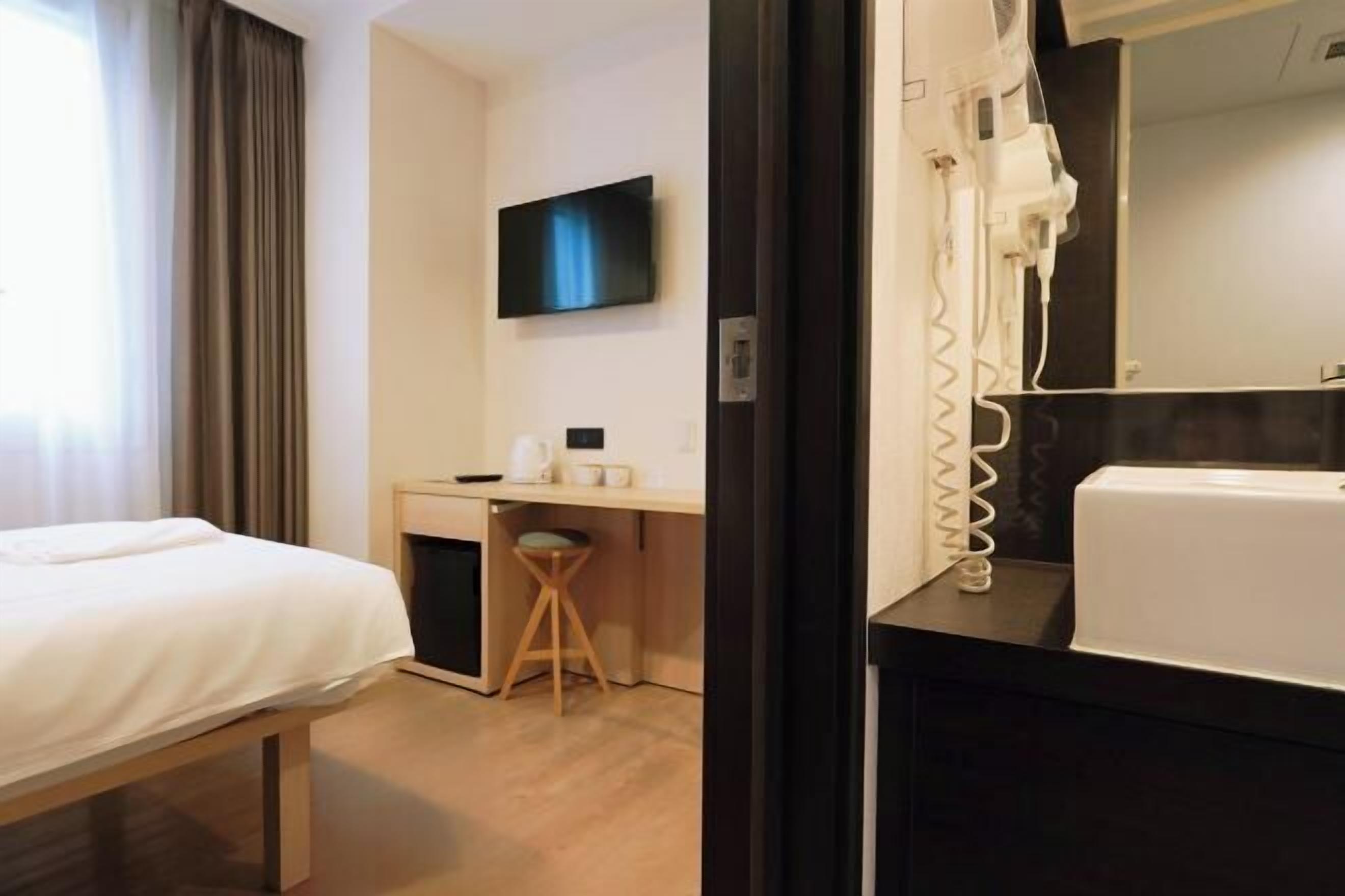 Edredones de plumas, escritorio, tabla de planchar con plancha