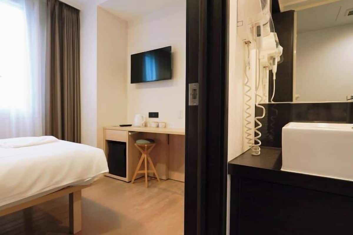 Cubrecamas, escritorio, tabla de planchar con plancha y wifi gratis