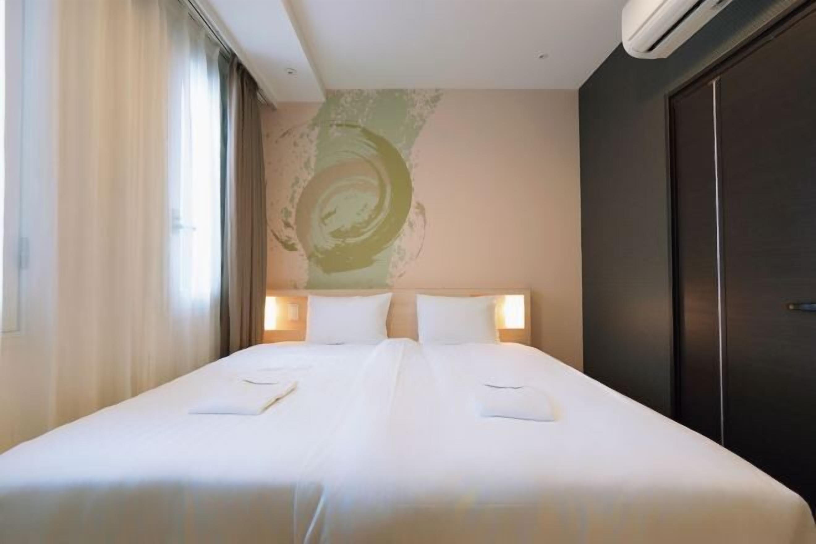 Edredones de plumas, escritorio, tabla de planchar con plancha