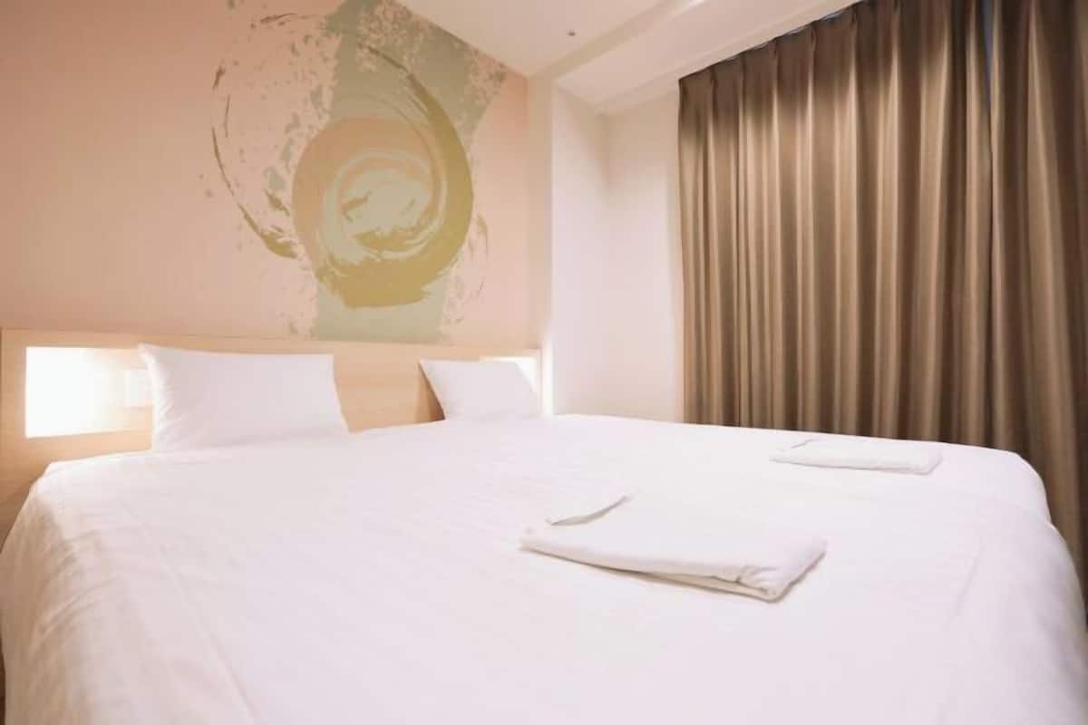 羽绒被、办公桌、熨斗/熨板、免费 WiFi