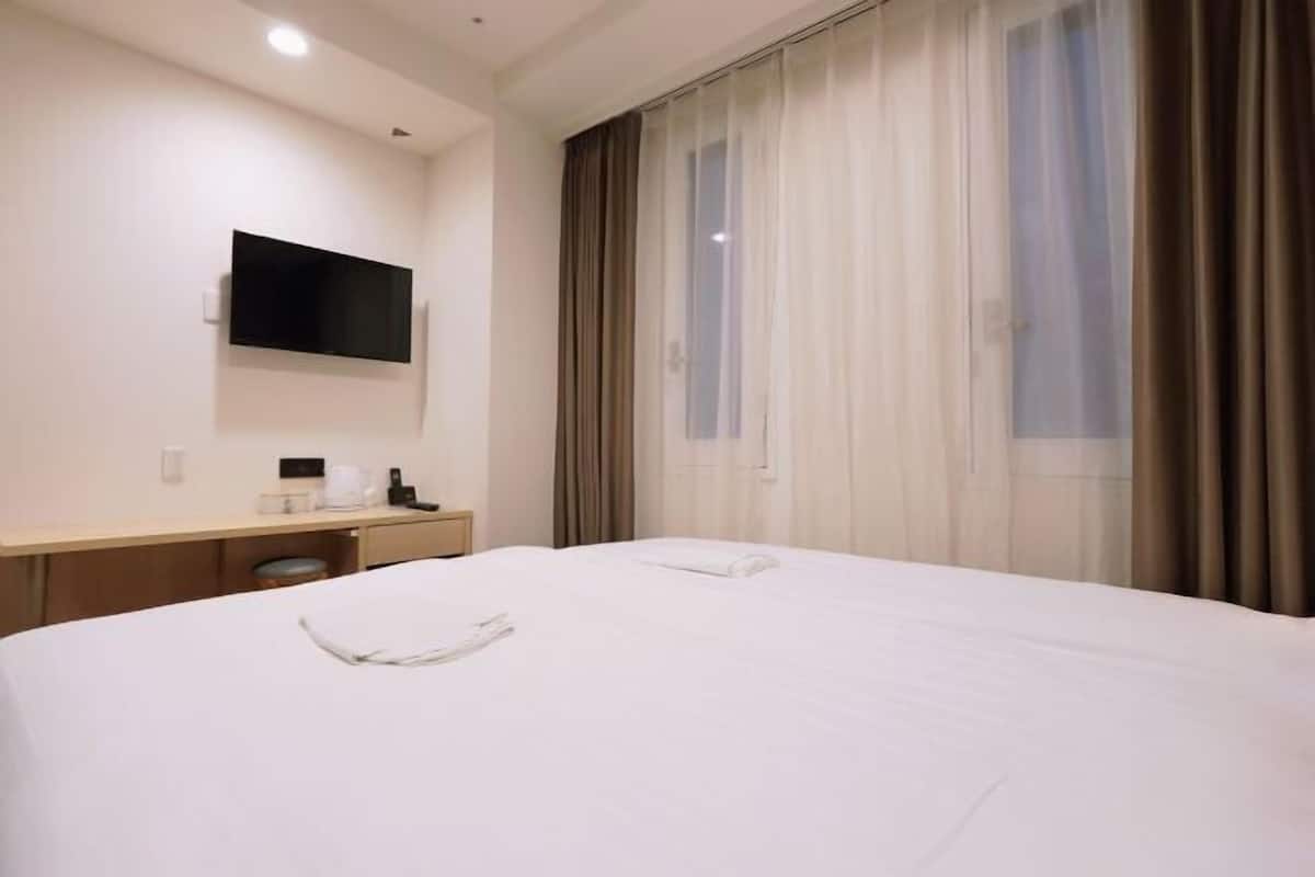 羽绒被、办公桌、熨斗/熨板、免费 WiFi