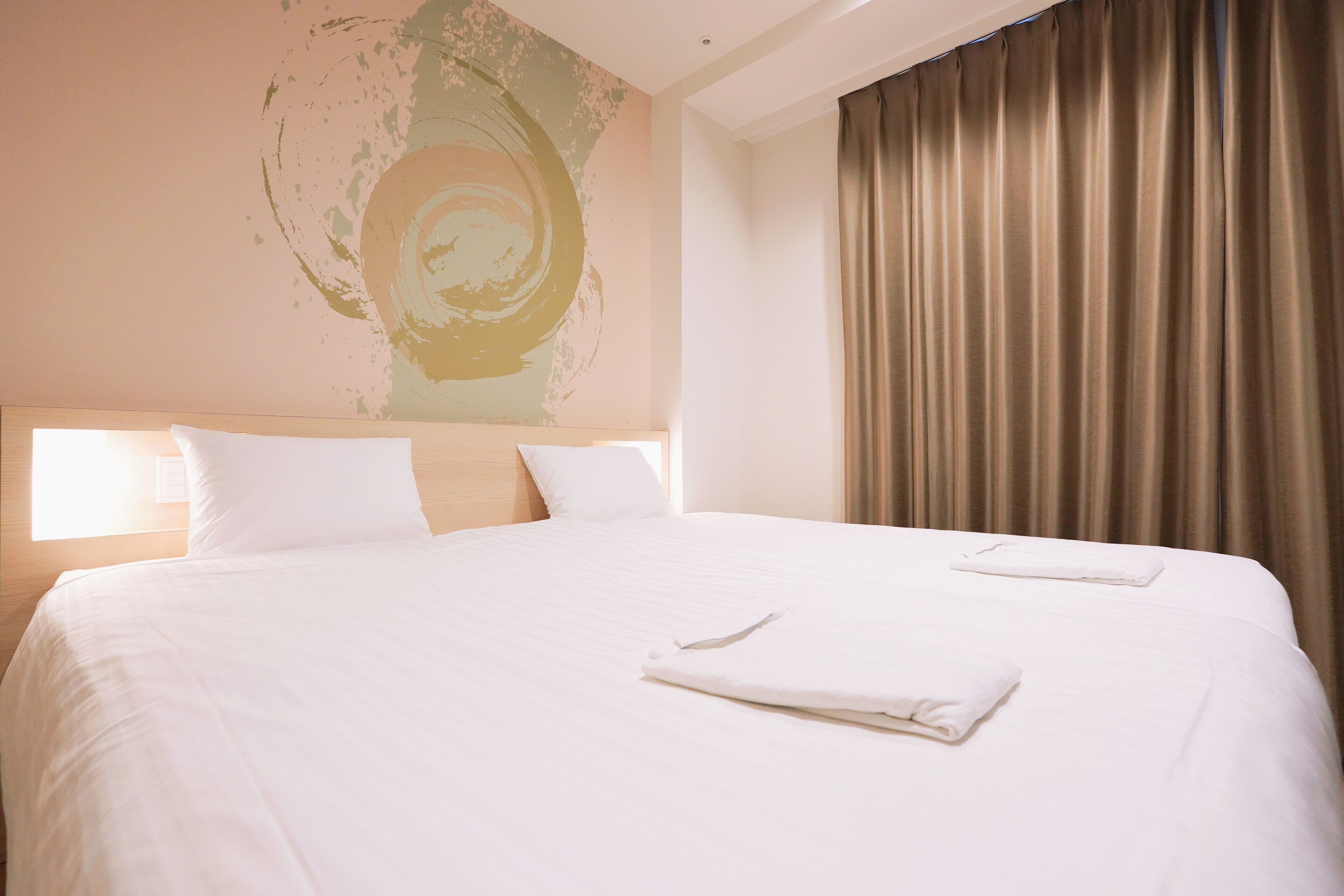 Cubrecamas, escritorio, tabla de planchar con plancha y wifi gratis 