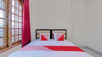 Deluxe Double Room | Laptop workspace, free WiFi, bed sheets