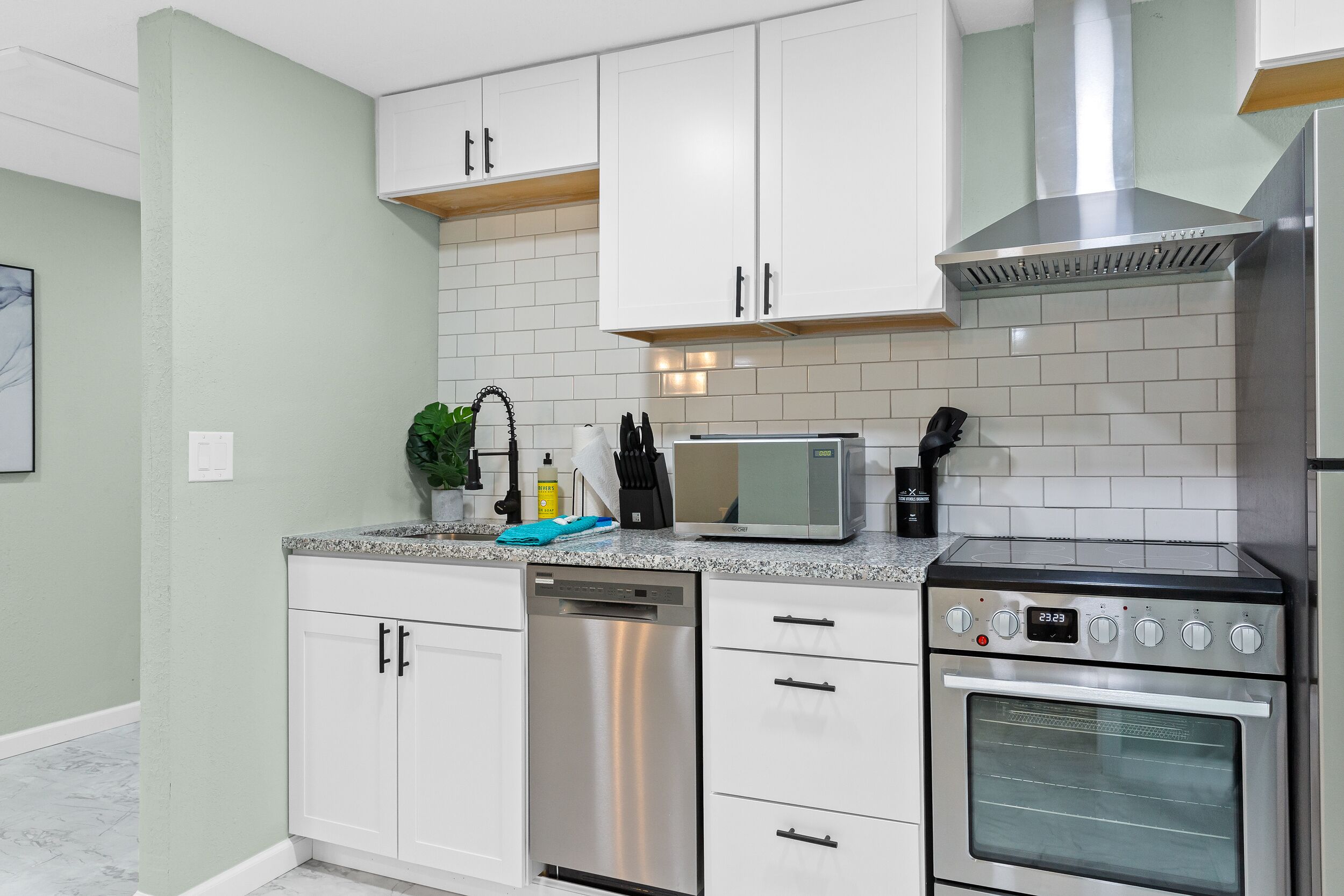 Jääkaappi, mikroaaltouuni, uuni, liesi