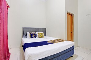 Basic Double Room | Laptop workspace, free WiFi, bed sheets - Hotel O Guest House Cemara 1 Syariah (Jatibarang)