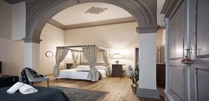 4 bedrooms, desk, iron/ironing board, WiFi