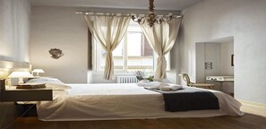 4 bedrooms, desk, iron/ironing board, WiFi