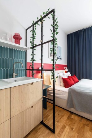 1 bedroom, iron/ironing board, WiFi, bed sheets - TurnKey | Charles Square Studio – with Balcony (Praha 2)