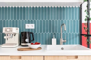 Réfrigérateur, plaque de cuisson, cafetière/bouilloire