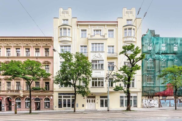 Exterior - TurnKey | Charles Square Apartment – with Balcony (Praha 2)