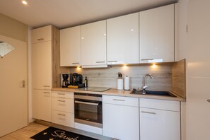 ثلاجة، فرن، موقد طهي مسطح، غسالة أطباق