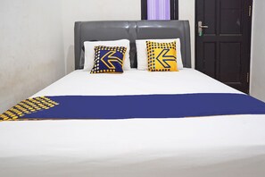 Deluxe Double Room | Free WiFi, bed sheets - Hotel O Kost Putih Syariah (Blitar)