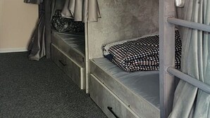 Economy Shared Dormitory | Premium bedding, desk, free WiFi, bed sheets - Railway hotel (Almaty)