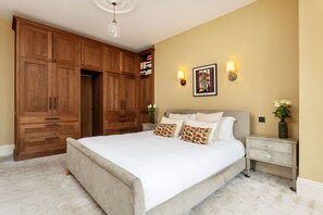 5 bedrooms, desk, WiFi, bed sheets - Design Verve, by Veeve (London)