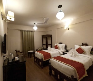 Deluxe Room | Egyptian cotton sheets, premium bedding, memory foam beds, desk