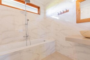 Villa | Bathroom
