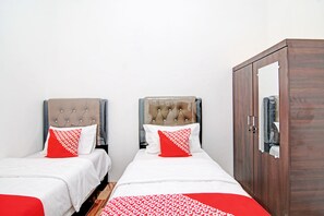 Desk, free WiFi, bed sheets - OYO 92946 Dekna Homestay Syariah (Pekanbaru)