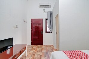 Desk, free WiFi, bed sheets - OYO 92946 Dekna Homestay Syariah (Pekanbaru)