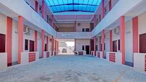 A spacious atrium with a high ceiling and a central open area. - OYO 92946 Dekna Homestay Syariah (Pekanbaru)