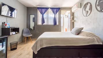 Minibar, escritorio, wifi gratis y ropa de cama