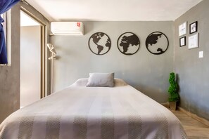 ミニバー、デスク、WiFi (無料)、ベッドシーツ