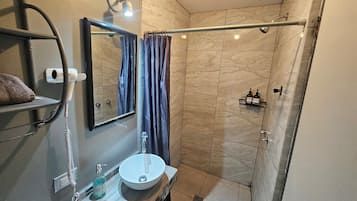 Ducha, secador de pelo, toallas