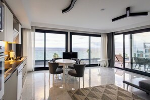 Suite Comfort | Cuina privada | Frigorífic gran, forn, placa de cuina i rentaplats 