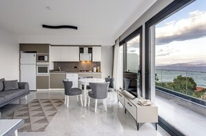 Comfort Suite | Premium bedding, in-room safe, desk, laptop workspace - Artan Suite Tatil Evleri (Kusadasi)