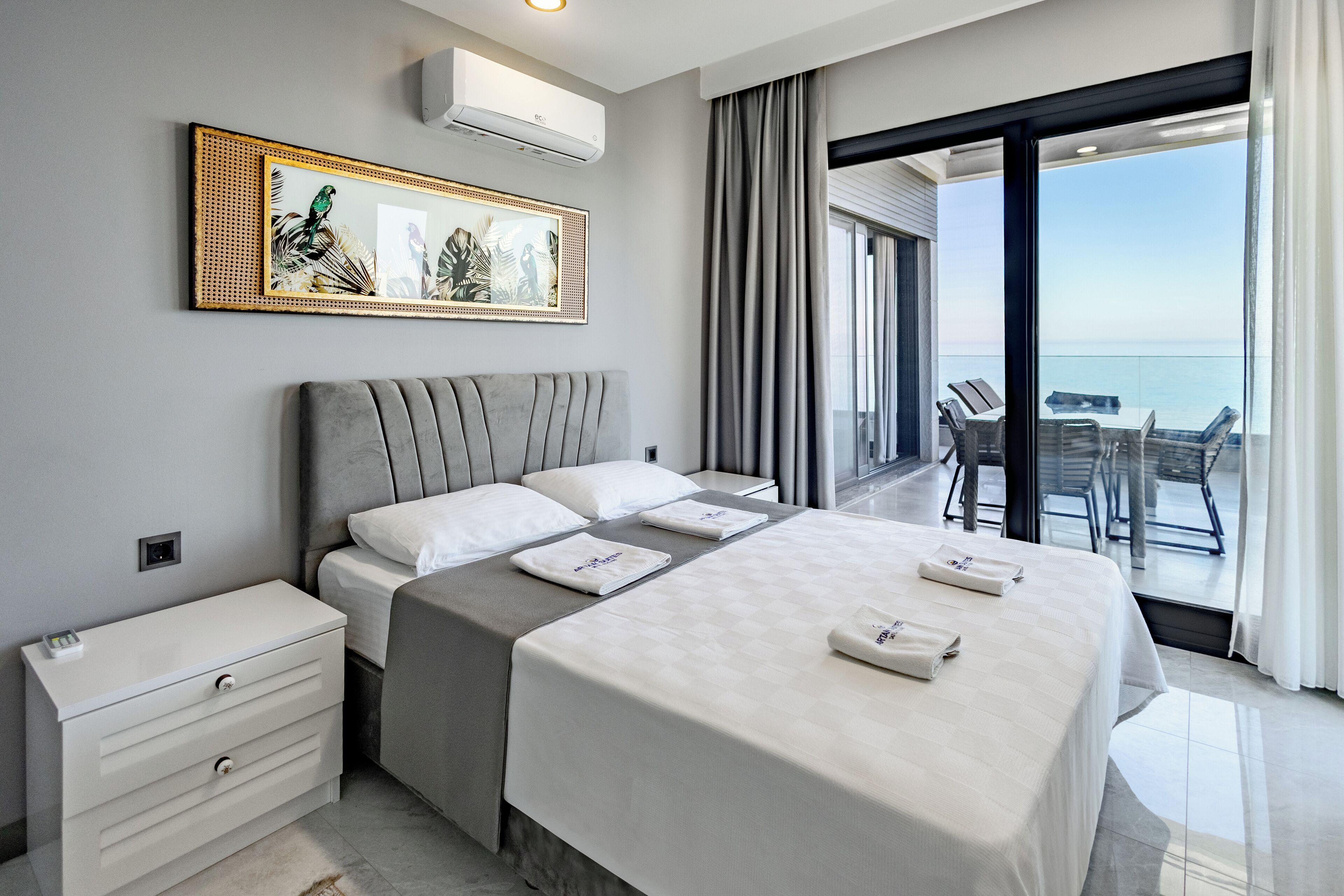 舒适套房 | 高档床上用品、客房内保险箱、办公桌、笔记本电脑工作区