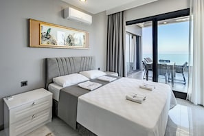 Comfort suite | Luxe beddengoed, een kluis op de kamer, een bureau, een laptopwerkplek