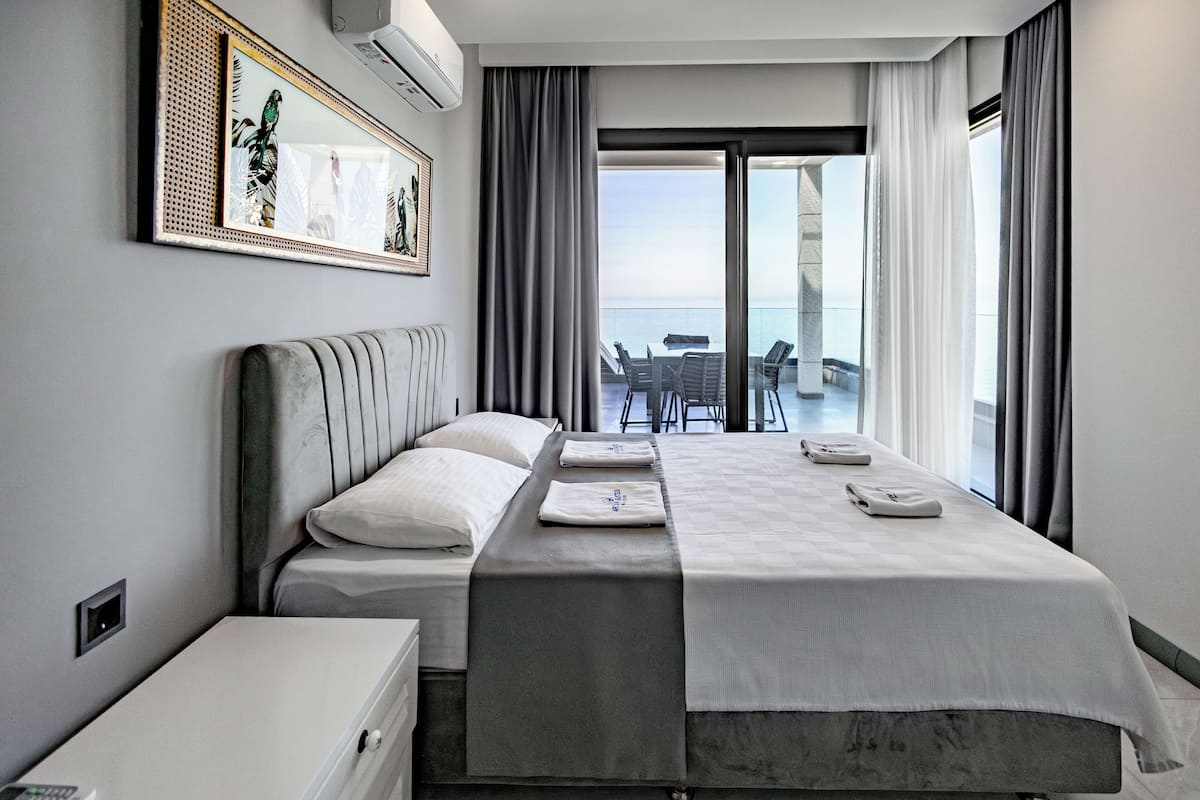 3 bedrooms, premium bedding, in-room safe, desk