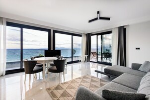 Comfort Suite | Living area | Flat-screen TV, heated floors