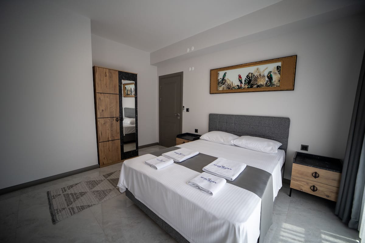 3 bedrooms, premium bedding, in-room safe, desk