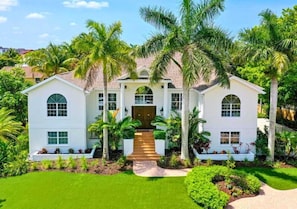 Exterior - Luxury 6BR Retreat with Beach Access (Sarasota)