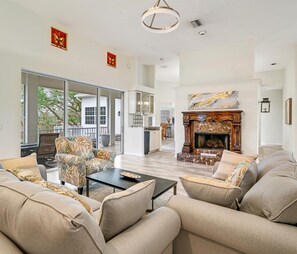 電視、壁爐、電子遊戲、DVD 播放機