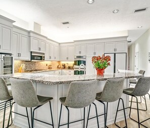 雪櫃、微波爐、焗爐、爐具