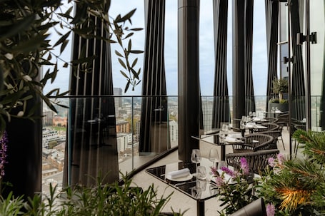 2 restaurants, breakfast served