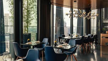 2 restaurants; breakfast, lunch, dinner and brunch served