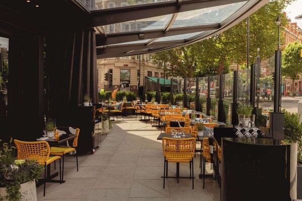 2 restaurantes; se sirven desayunos 