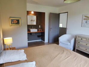 5 Schlafzimmer, Bügeleisen/Bügelbrett, WLAN, Bettwäsche