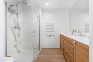 Dusche, Haartrockner, Shampoo