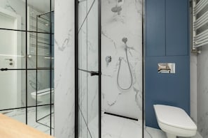 Dusche, Haartrockner, Shampoo