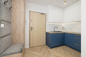 Réfrigérateur, four à micro-ondes, un four, surface de cuisson