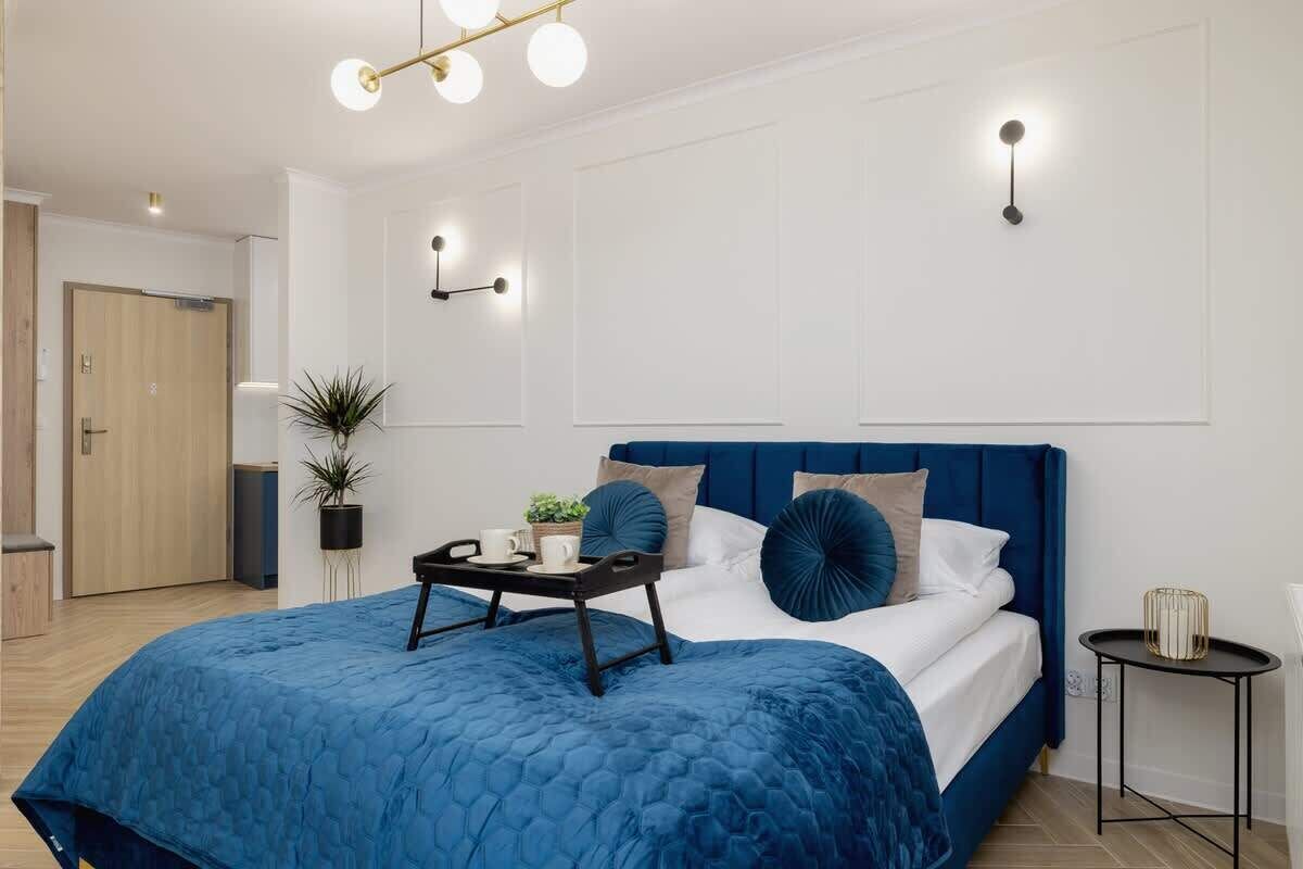 Tabla de planchar con plancha, wifi, ropa de cama