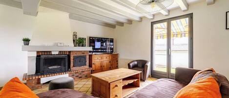 TV, fireplace, stereo