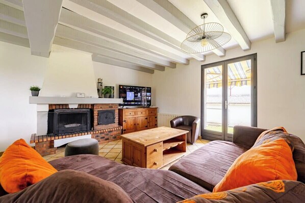 Fernseher, Kamin, Stereoanlage