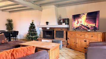 テレビ、暖炉、ステレオ