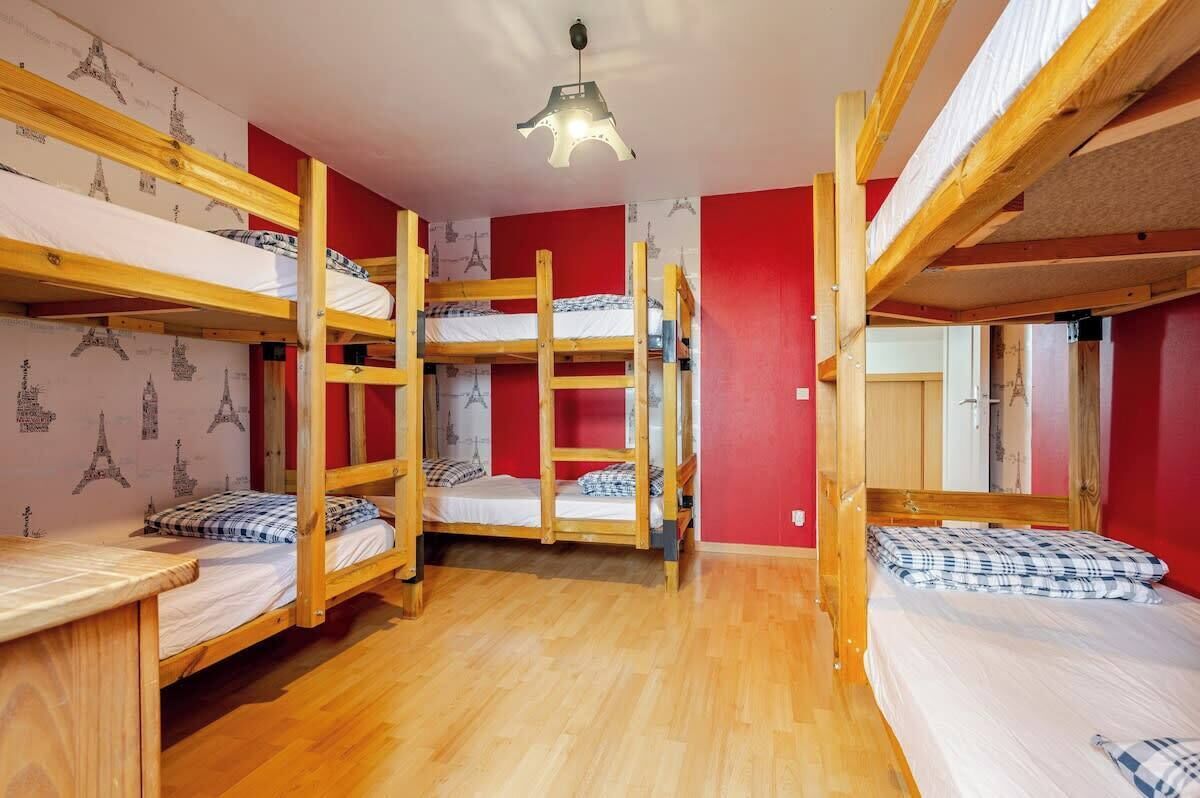 7 bedrooms, travel crib, WiFi